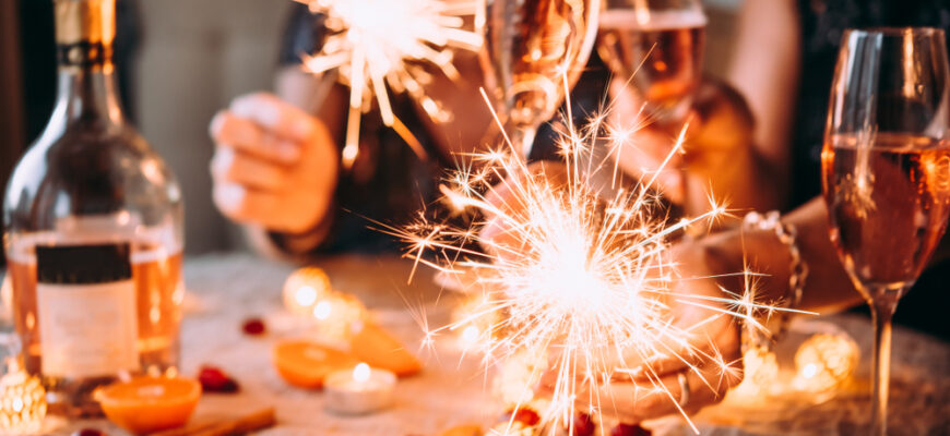 Friends,Celebrating,Christmas,Or,New,Year,Eve,Party,With,Bengal